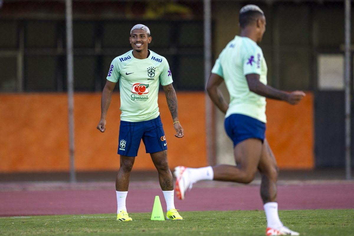 Imagem colorida de Joh Kennedy no treino da Seleção - Metrópoles