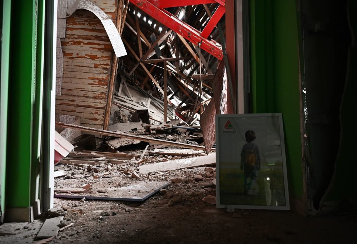 Imagem colorida de espaço destruído na cidade de Kharkiv, Ucrânia - Metrópoles