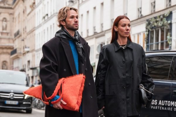 Na imagem com cor, duas pessoas, na rua, durante as semanas de moda masculina - Metrópoles