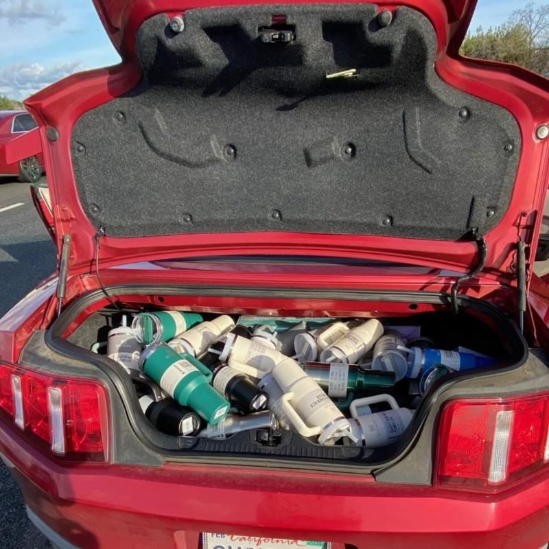 Imagem de várias garrafas e copos Stanley, recuperados pela Polícia