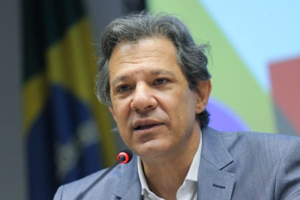Imagem colorida do ministro Fernando Haddad em frente a microfone - Metrópoles
