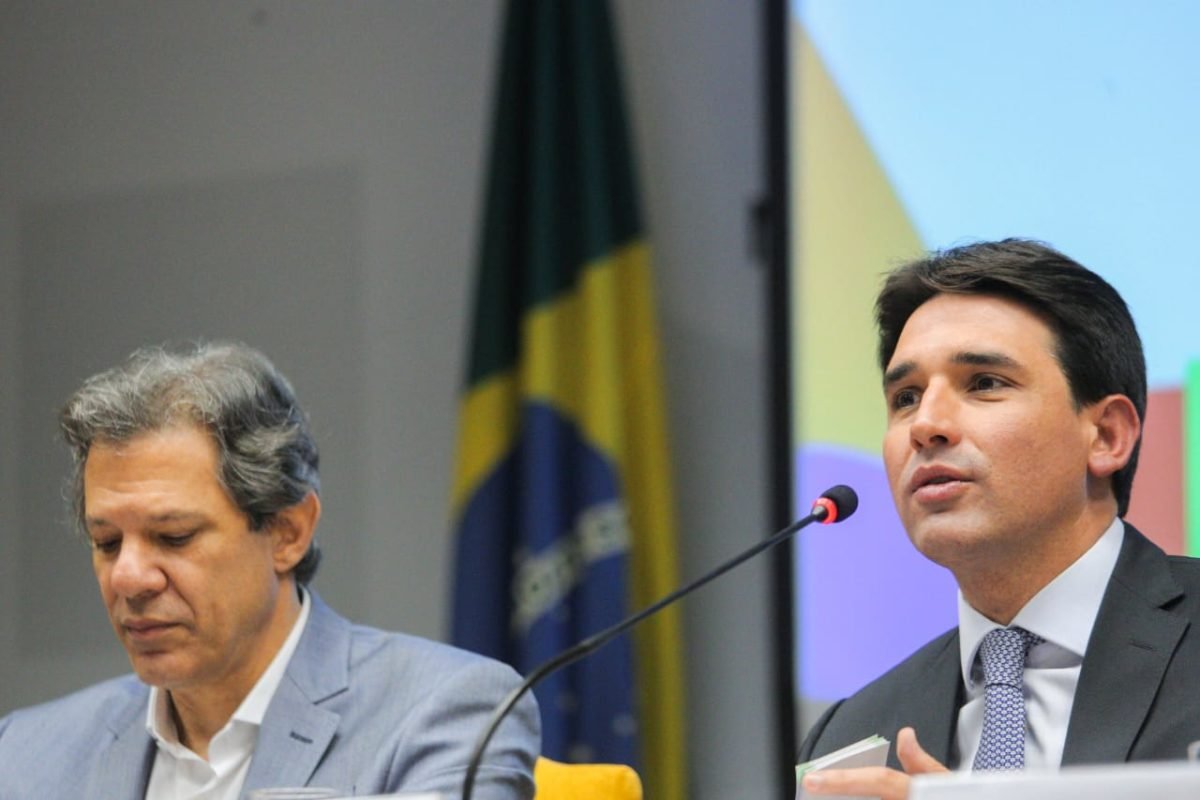 Foto colorida do ministro da Fazenda, Fernando Haddad, e de Portos e Aeroportos, Silvio Costa Filho - Metrópoles