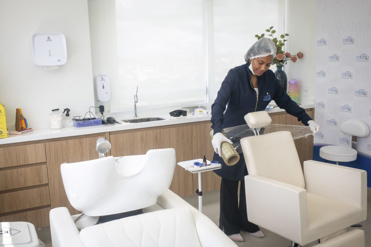 Funcionária da clínica de implante na Prime Excelência Médica - Metrópoles