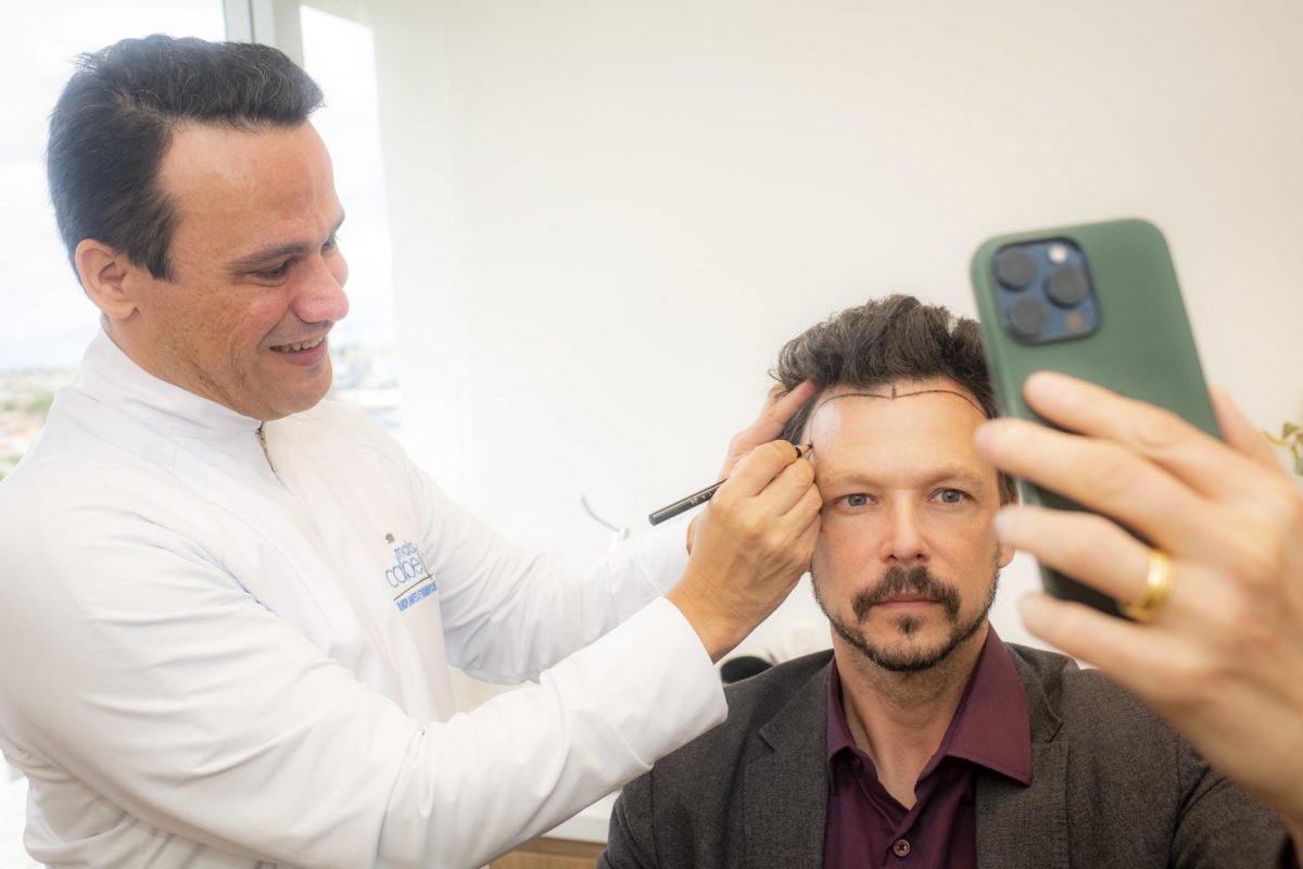 Ator Guilherme Berenguer durante sessão para implante na Prime Excelência Médica - Metrópoles