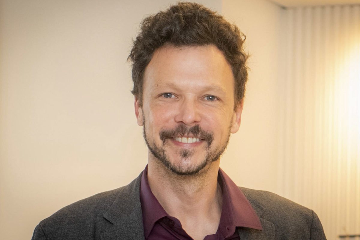 Ator Guilherme Berenguer durante sessão para implante na Prime Excelência Médica - Metrópoles