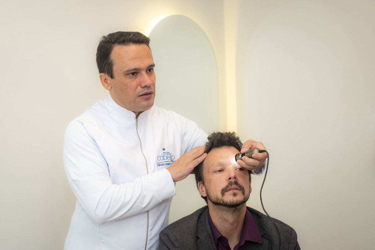 Ator Guilherme Berenguer durante sessão para implante na Prime Excelência Médica - Metrópoles