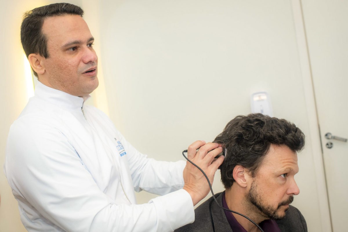 Ator Guilherme Berenguer durante sessão para implante na Prime Excelência Médica - Metrópoles