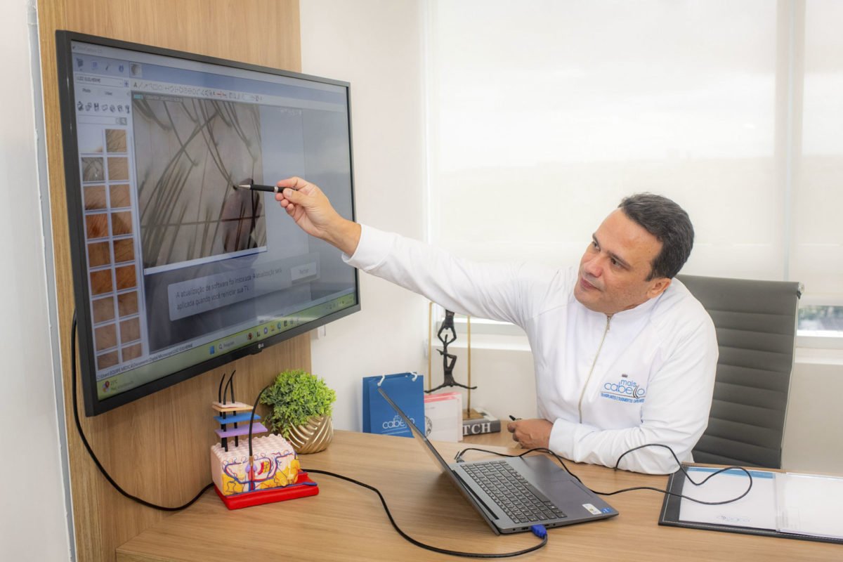 Ator Guilherme Berenguer durante sessão para implante na Prime Excelência Médica - Metrópoles