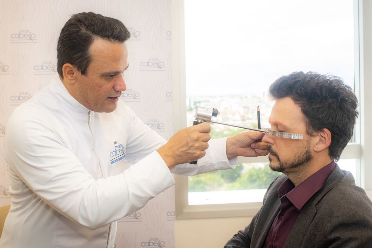 Ator Guilherme Berenguer durante sessão para implante na Prime Excelência Médica - Metrópoles