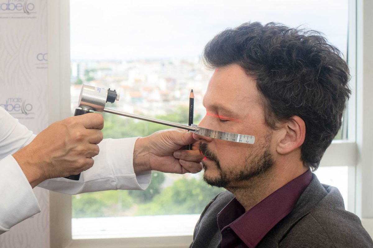 Ator Guilherme Berenguer durante sessão para implante na Prime Excelência Médica - Metrópoles