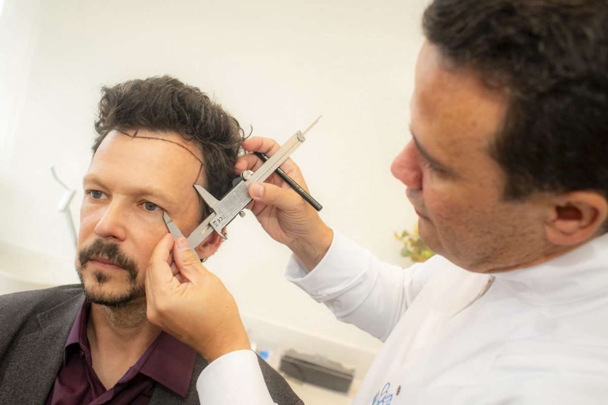 Ator Guilherme Berenguer durante sessão para implante na Prime Excelência Médica - Metrópoles