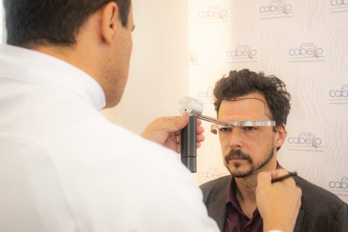 Ator Guilherme Berenguer durante sessão para implante na Prime Excelência Médica - Metrópoles