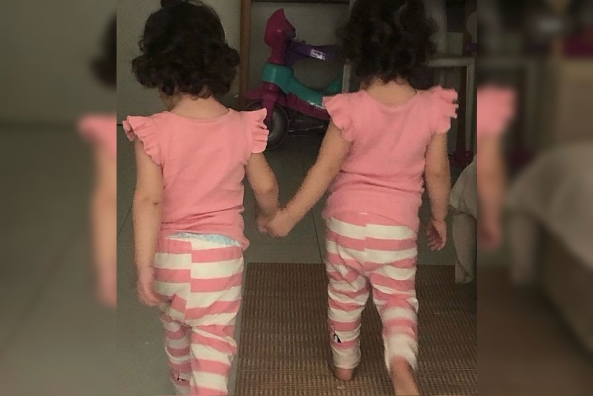 Imagem colorida de duas crian&ccedil;as de costas