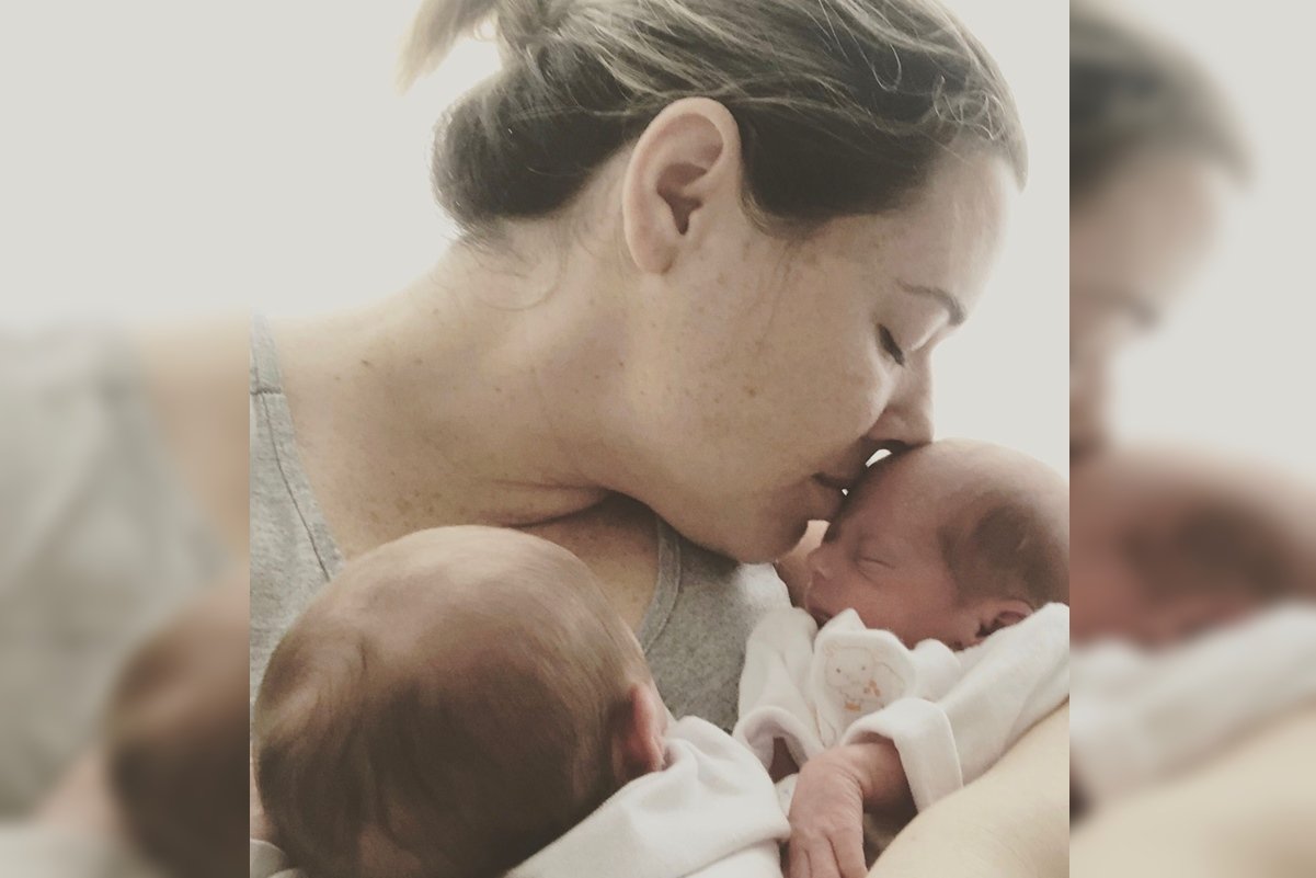 Imagem colorida de duas crian&ccedil;as de costas