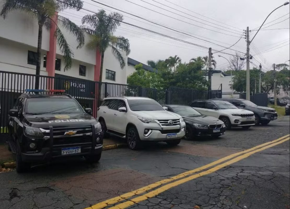 Imagem colorida mostra veículos de luxo apreendidos pela polícia em operação contra influencers - Metrópoles