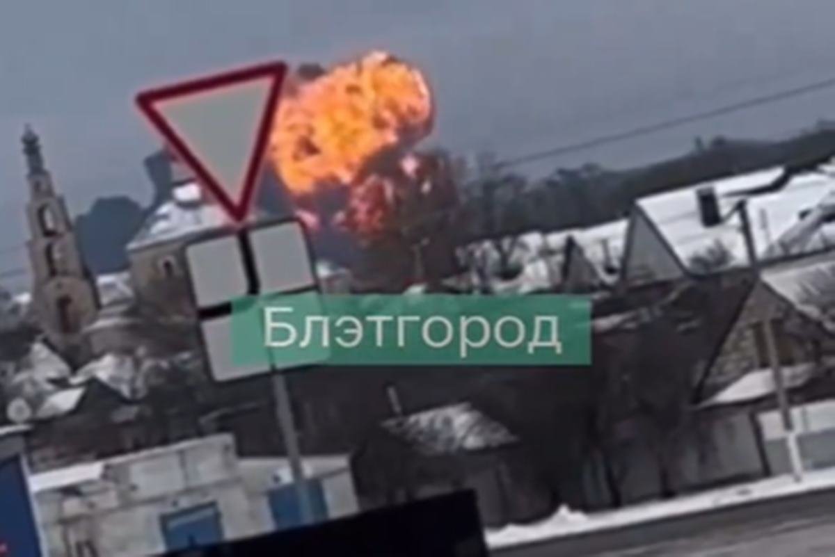 Imagem colorida de explosão após avião militar russo cair na Rússia - Metrópoles
