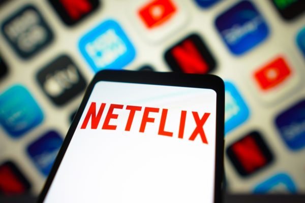 Imagem de celular exibindo, na tela, o logotipo da Netflix - Metrópoles