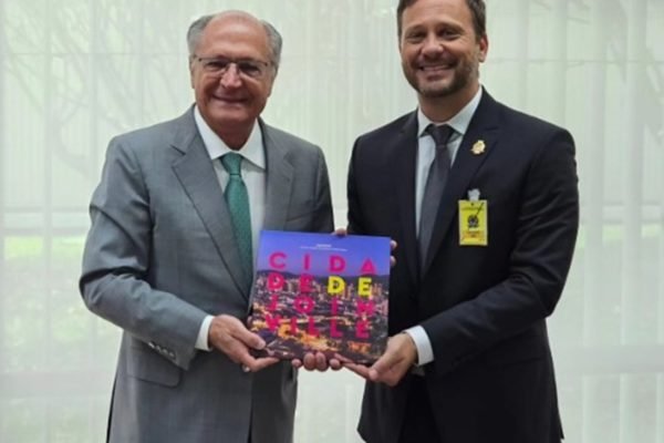 Imagem do prefeito de Joinville, Adriano Silva, ao lado do vice-presidente da República, Geraldo Alckmin