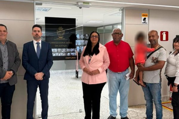 Justiça de Goiás registra criança belga após morte da mãe