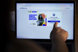 Foto colorida monitor computador site Concurso Público Nacional Unificado enem dos concursos - metrópoles