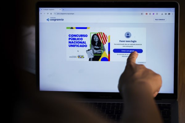 Foto colorida monitor computador site Concurso Público Nacional Unificado enem dos concursos - metrópoles