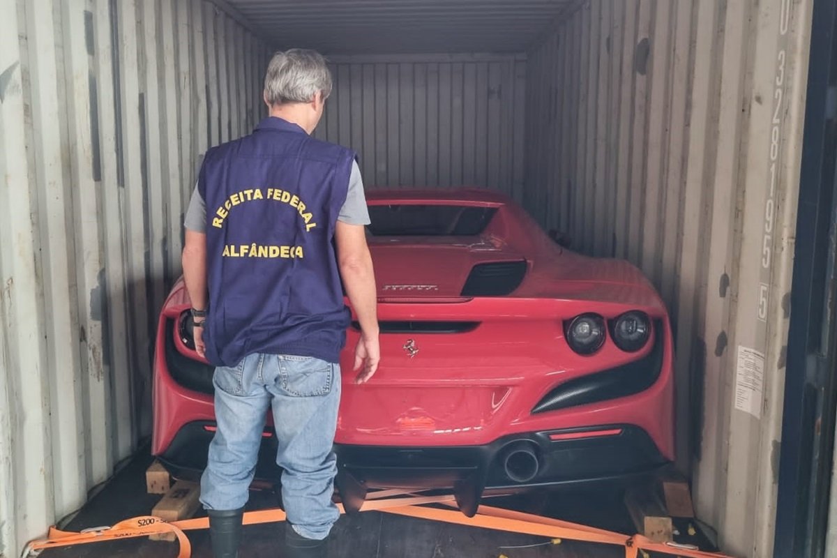 Imagem colorida mostra ferrari apreendida em porto do rio de janeiro - Metrópoles