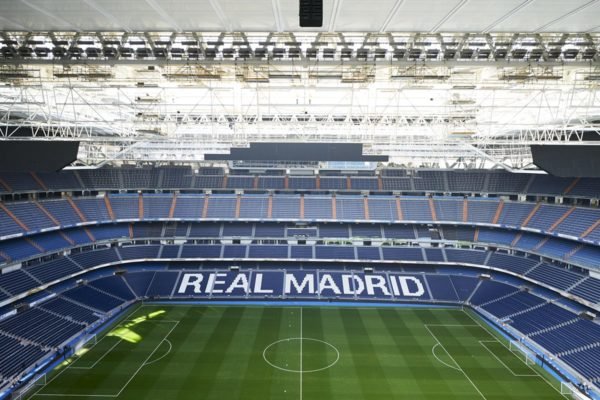 Imagem colorida das arquibancadas do Santiago Bernabéu - Metrópoles