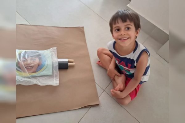 Foto mostra o menino Enrico, de 5 anos, que tem a síndrome de Duchenne