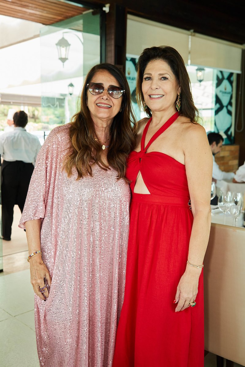 Duas mulheres posando para a foto