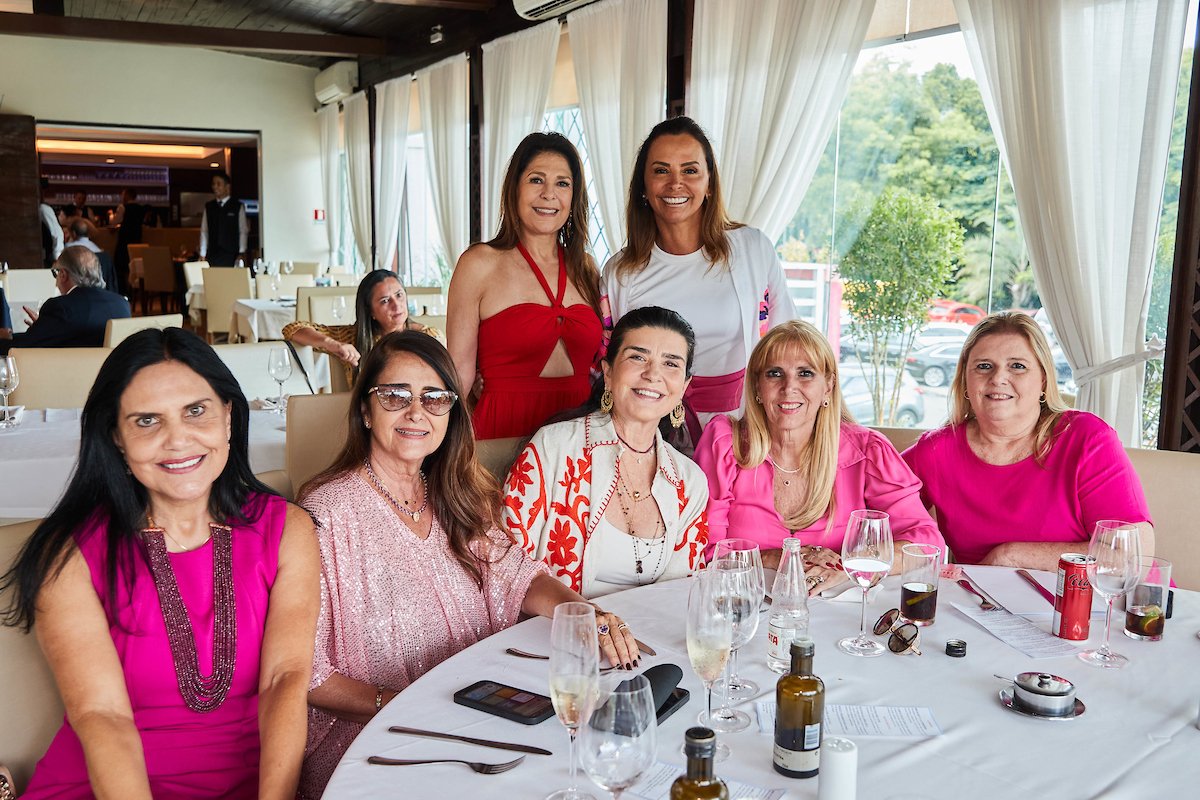 Amigas reunidas olhando para a foto