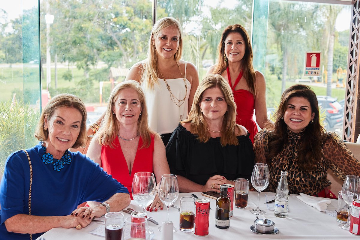 Amigas reunidas olhando para a foto