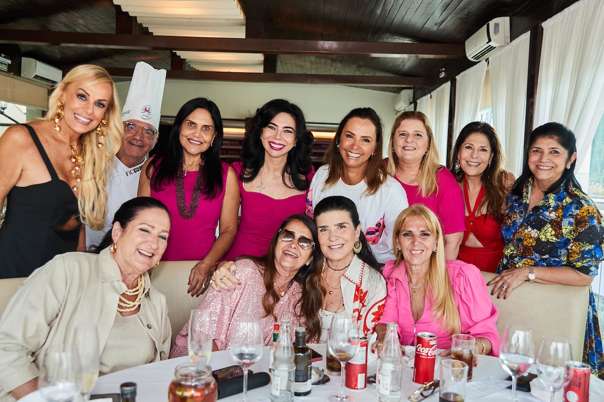 Amigas reunidas olhando para a foto