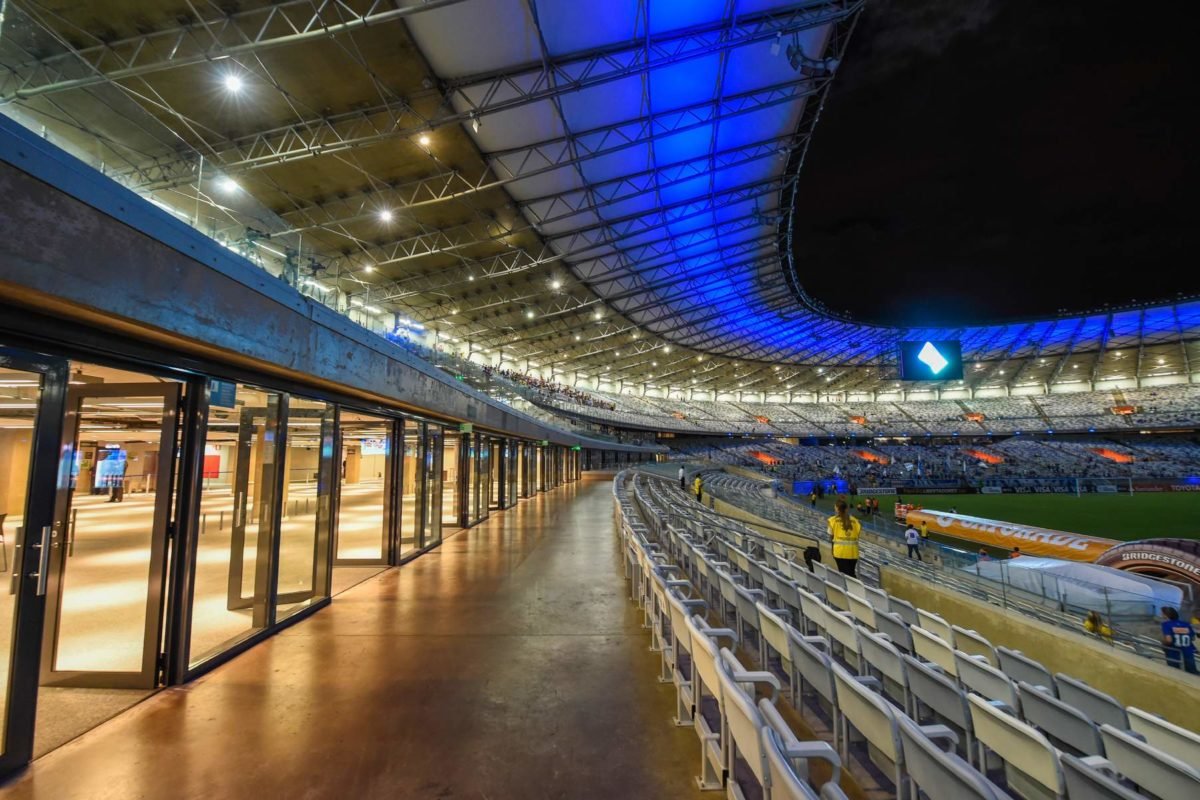 Fotografia colorida do camarote para o gramado do estádio Mineirão