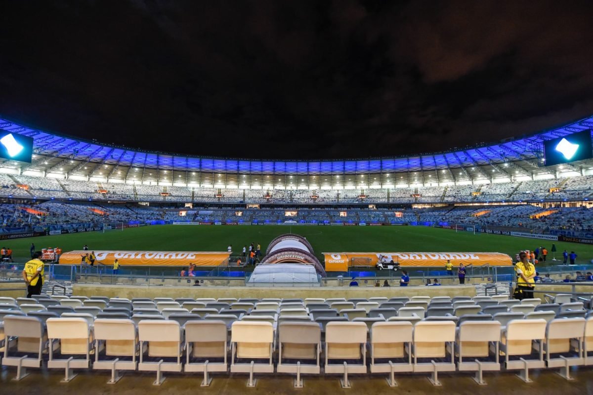 Fotografia colorida do camarote para o gramado do estádio Mineirão