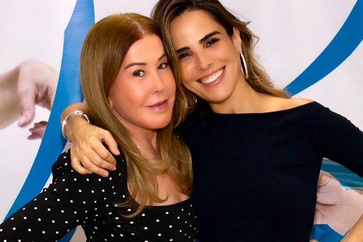 Zilu Godoi e Wanessa posam juntas, de look preto - Metrópoles