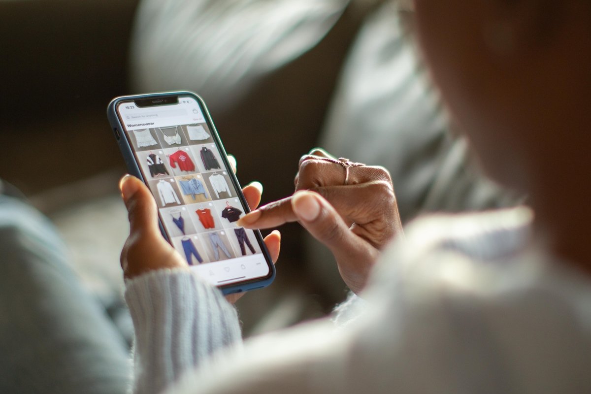 mulher comprando online em loja de moda roupas celular - metrópoles