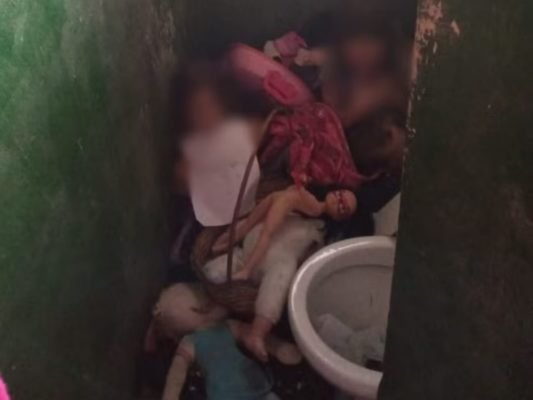 Imagem de crianças em meio a brinquedos dentro de banheiro sujo - Metrópoles