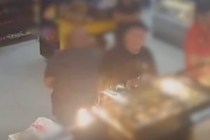 foto colorida com reprodução de vídeo com momento em que PM agride homem em padaria de Jacareí - Metrópoles