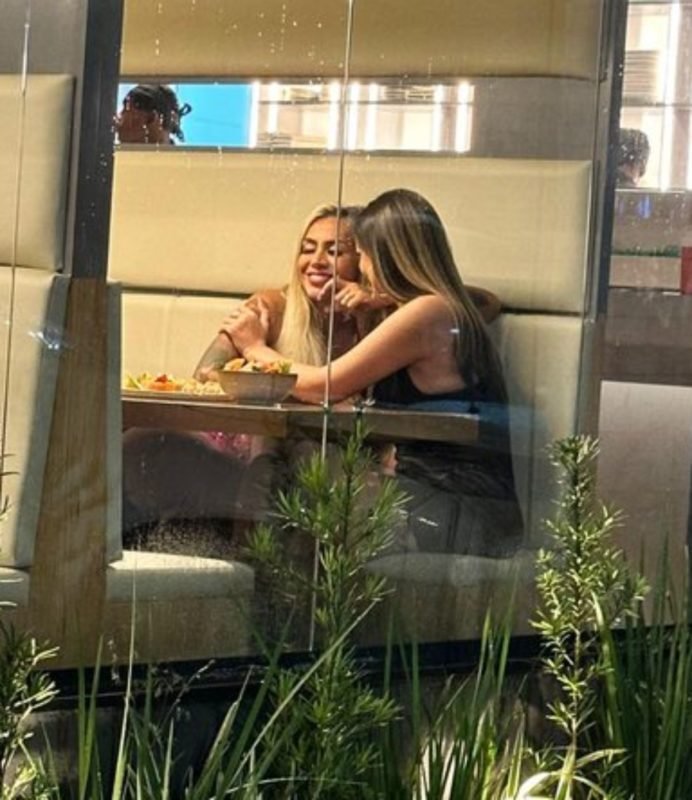 Andressa Urach é flagrada com Juju Ferrari e confirma affair