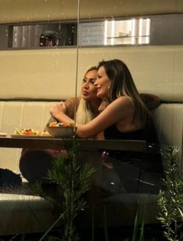 Andressa Urach é flagrada com Juju Ferrari e confirma affair