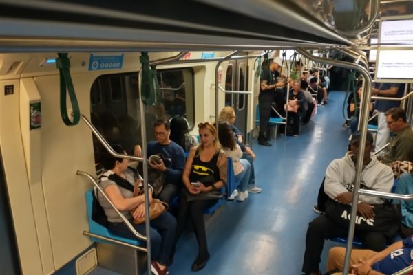 Imagem mostra pessoas em vagão do metrô - Metrópoles