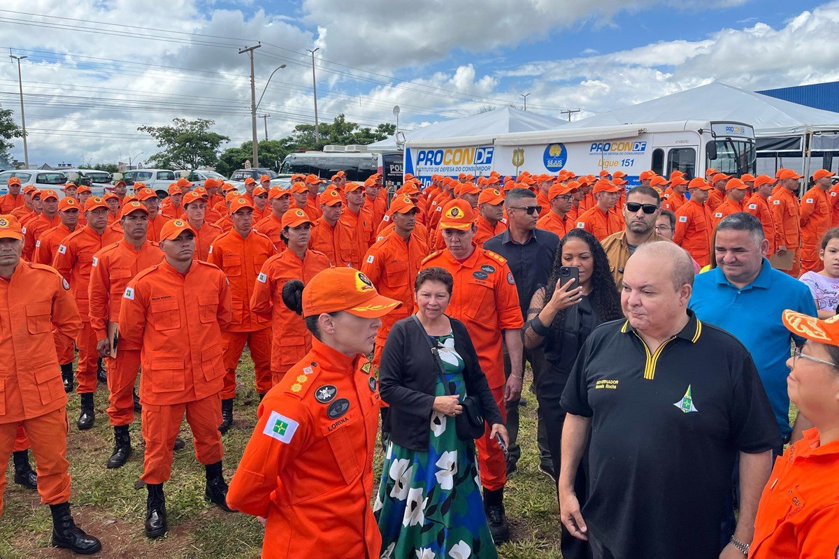 Governador Ibaneis Rocha se reúne com bombeiros do DF