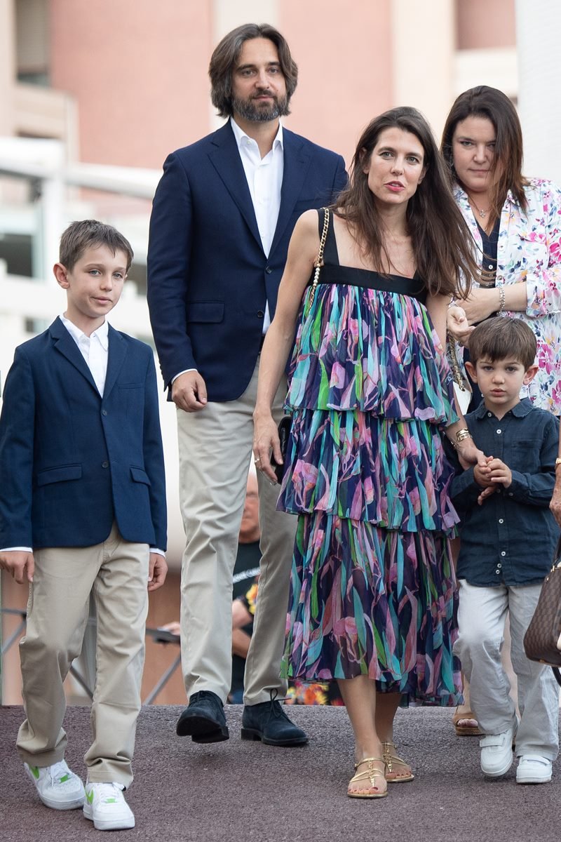Filho mais velho de Charlotte, Dimitri, Charlotte e o filho caçula andando na rua