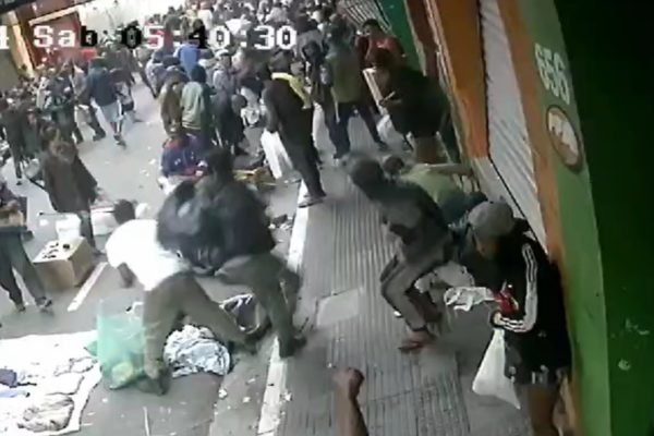 Imagem mostra pessoas invadindo loja - Metrópoles