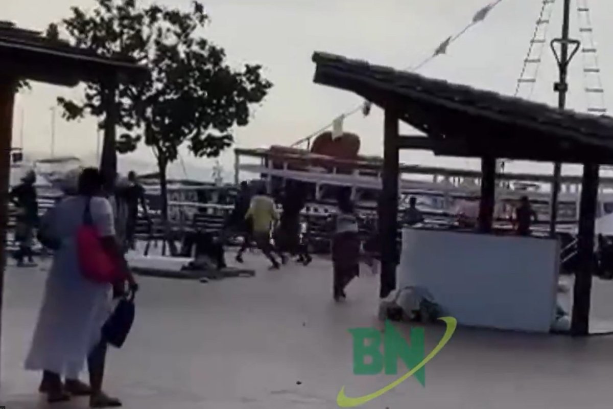 Imagens de pessoas correndo de tirorteio em frente ao Mercado Modelo em Salvador