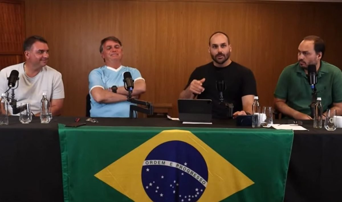 Imagem colorida de Live de Bolsonaro e filhos