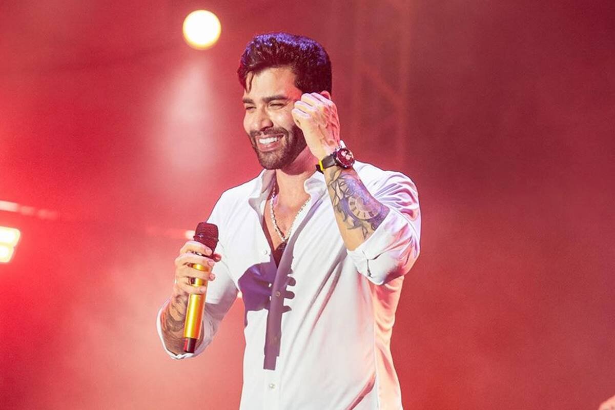 VÍDEO: Gusttavo Lima passa a mão nas partes íntimas de cantor em