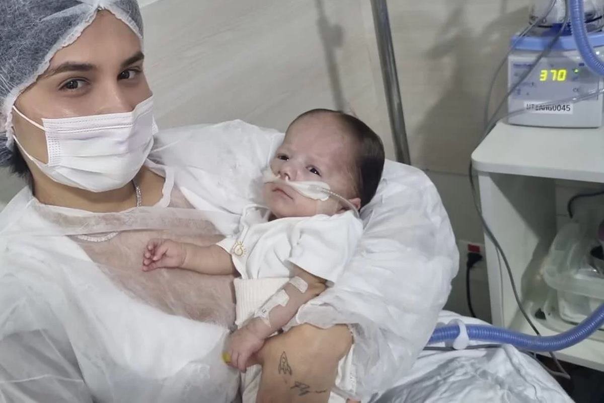 Foto colorida de Ingra Soares com o filho no hospital - Metrópoles