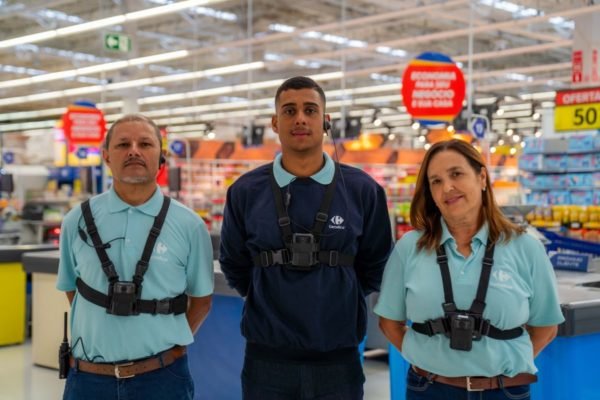 imagem colorida funcionários da rede Carrefour de supermercados usando bodycams, câmeras corporais - Metrópoles