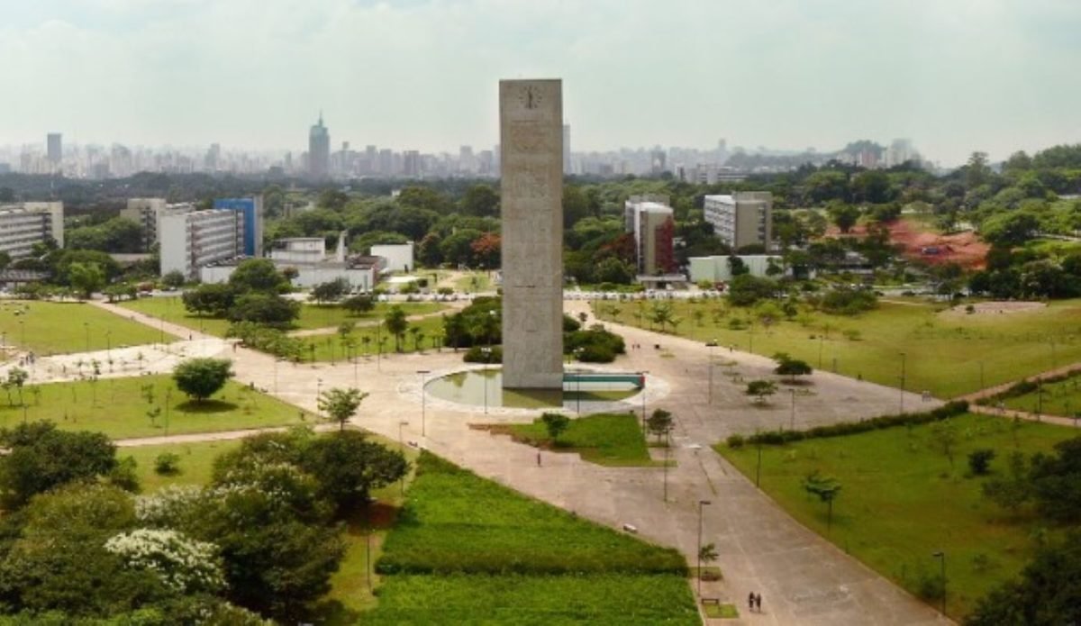 Imagem colorida mostra a Praça do Relógio da Universidade de São Paulo (USP), com os prédios do CRUSP e da Administração Central ao fundo - Metrópoles